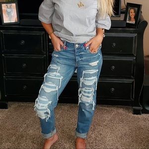 AMERICAN EAGLE RIPPED JEANS